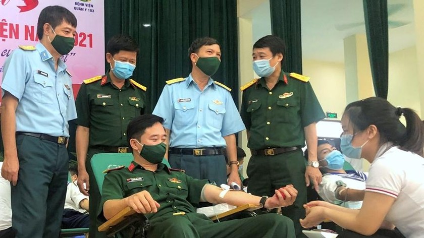 Thanh niên Quân đội hăng hái hiến máu tình nguyện.