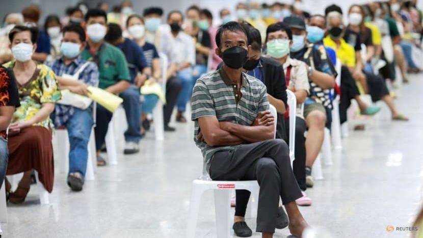 Người dân xếp hàng chờ tiêm chủng ở Thái Lan.