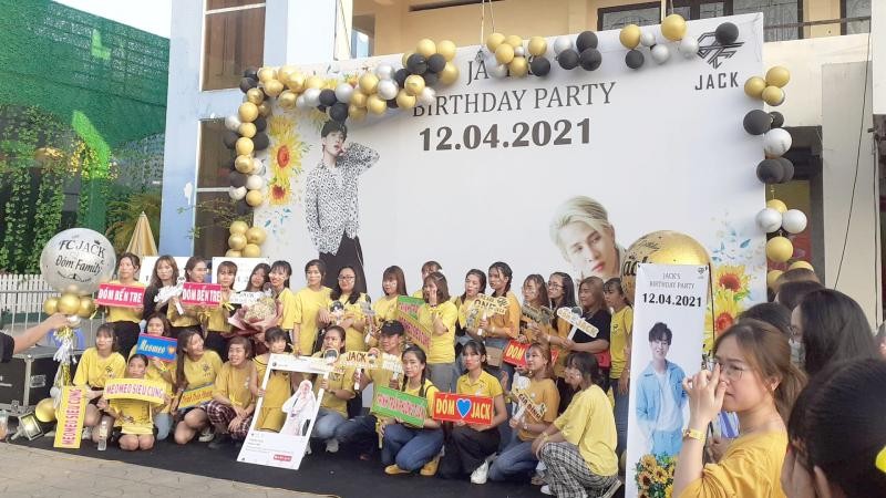 Fan tổ chức sinh nhật cho “thần tượng”. 