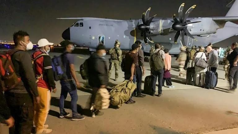 Các công dân Pháp và Afghanistan đang chuẩn bị rời khỏi Kabul.
