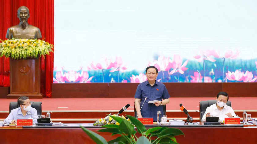 Chủ tịch Quốc hội Vương Đình Huệ phát biểu chỉ đạo tại buổi làm việc. 