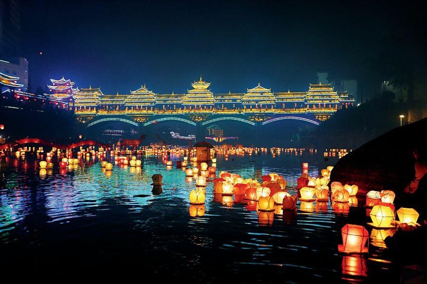 Hàng ngàn chiếc đèn mang lời cầu nguyện của người dân Quế Lâm (tỉnh Quảng Tây) trên sông Zijang. 