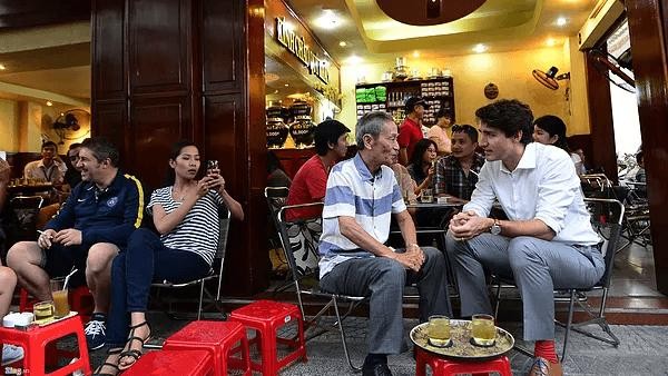 Thủ tướng Canada Justin Trudeau ngồi uống trà đá ở vỉa hè Sài Gòn.