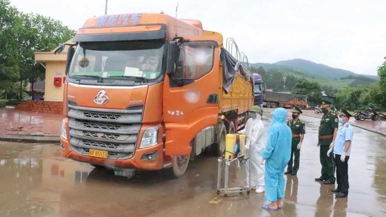 Lực lượng chức năng tại cửa khẩu Hoành Mô Quảng Ninh tiến hành phun khử trùng các phương tiện ra, vào cửa khẩu.