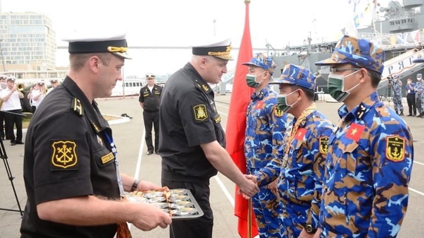Ban tổ chức trao Huy chương Bạc tặng các tuyển thủ của Đội tuyển Hải quân nhân dân Việt Nam.