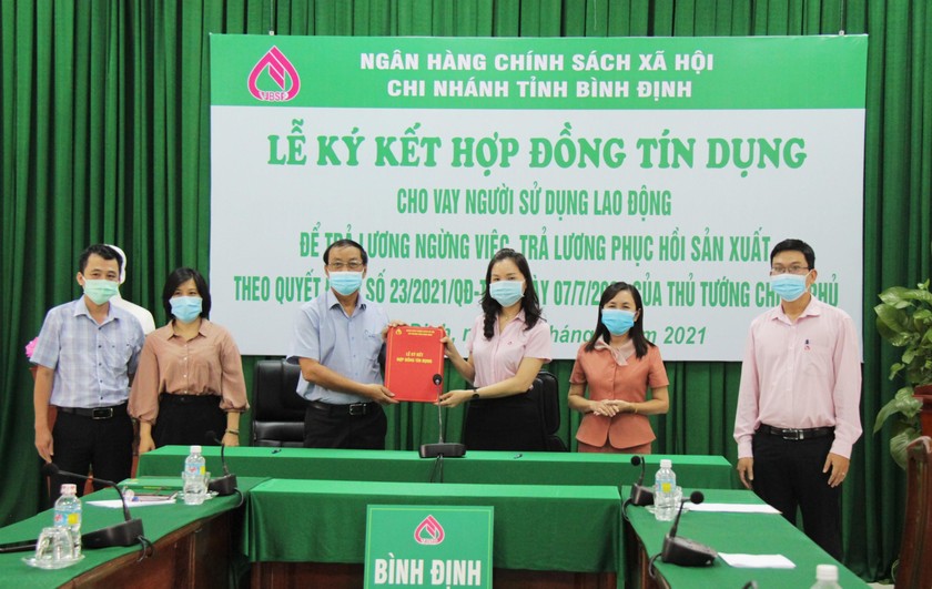 NHCSXH Bình Đình ký kết cho vay trả lương ngừng việc, trả lương phục hồi sản xuất.