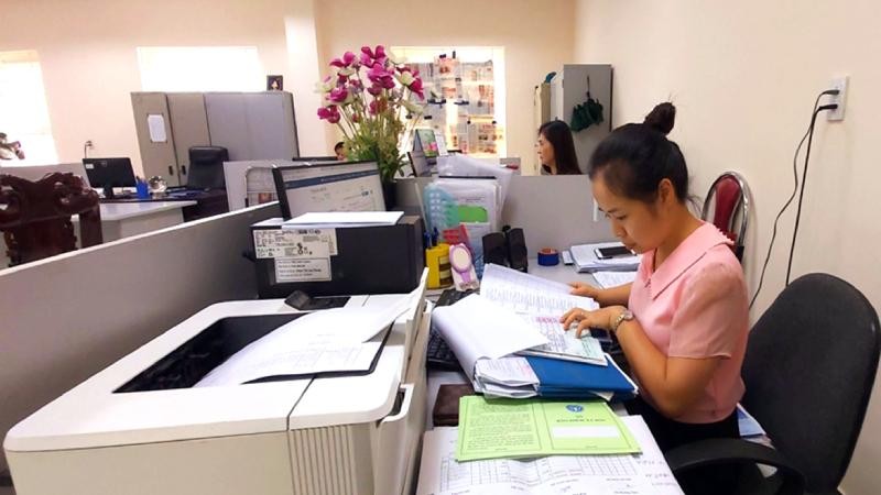 Chuyên viên phòng Cấp sổ, thẻ, BHXH tỉnh Phú Thọ kiểm tra thông tin gộp sổ BHXH.