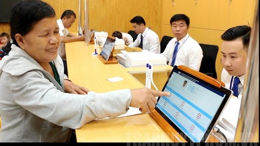Người dân tham gia đánh giá sự hài lòng tại bộ phận tiếp nhận và hoàn trả hồ sơ tại UBND huyện Củ Chi, TP Hồ Chí Minh.