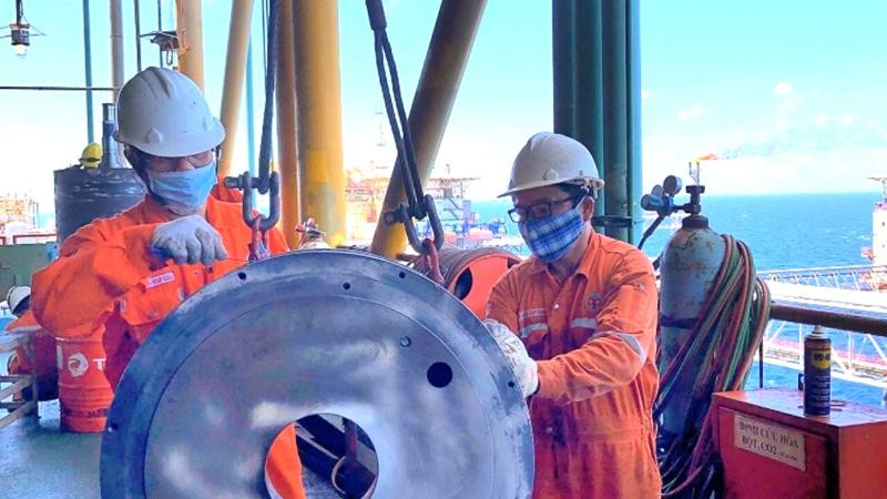 Người lao động dầu khí làm việc trên giàn nén khí trung tâm trên biển.
