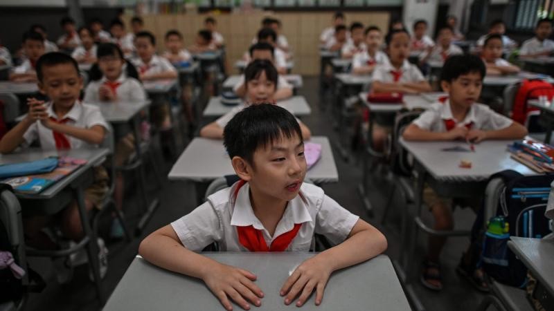 Xu hướng nuôi dạy con kiểu “bố mẹ gà” tạo áp lực cho trẻ em Trung Quốc