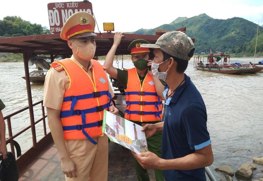 Cảnh sát giao thông Mường La tăng cường đảm bảo an toàn giao thông đường thủy gắn với phòng dịch Covid-19 trên sông Đà.