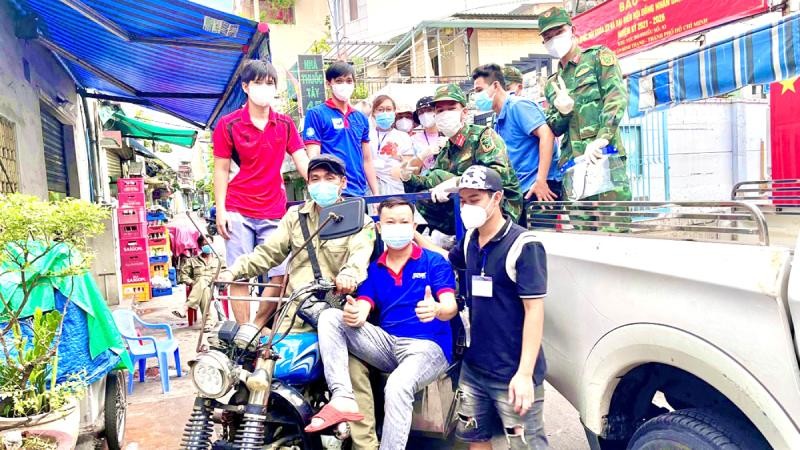 Một số thành viên trong “Đội F0 – chung tay chống dịch quận Bình Thạnh”. 