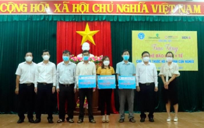 Trao tặng thẻ BHYT cho các hộ cận nghèo tại huyện Sơn Hòa.