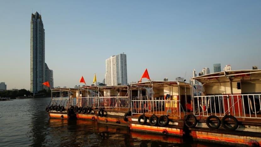 Thuyền dùng để chở du khách ở sông Chao Phraya, Bangkok.