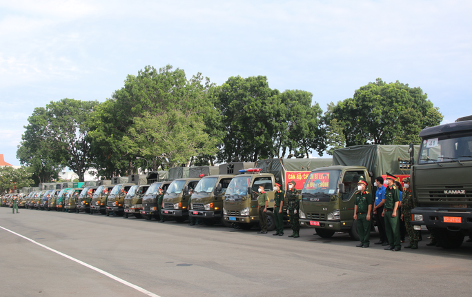 Hàng chục xe tải Quân đội sẵn sàng lên đường mang 100.000 phần quà và 4.000 tấn gạo đến với người dân khó khăn vùng dịch.