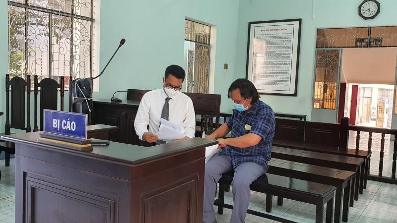 Ls Nguyễn Văn Quynh trao đổi với bị cáo Khanh trước phiên xét xử