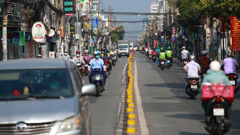 Đường phố đông đúc trong ngày đầu nới lỏng giãn cách ở TP Hồ Chí Minh.