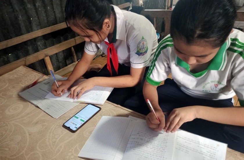 Hai học sinh ở Cần Thơ phải học online chung bằng 1 chiếc điện thoại. Ảnh: Đức Duy
