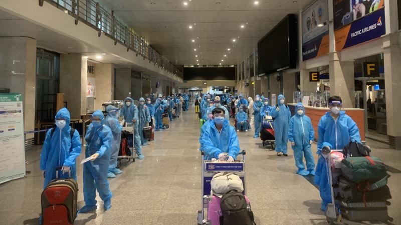 Các thai phụ và người thân được vận chuyển từ TP HCM về Lâm Đồng bằng máy bay.