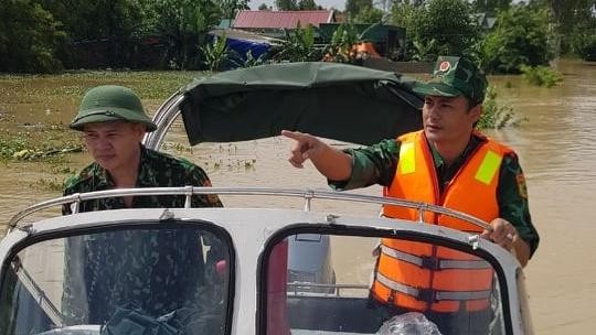 Trung tá Nguyễn Ngọc Thìn – Đồn trưởng ĐBP Quỳnh Thuận chỉ đạo cán bộ, chiến sỹ hỗ trợ người dân ngập lụt sau hoàn lưu bão số 6.