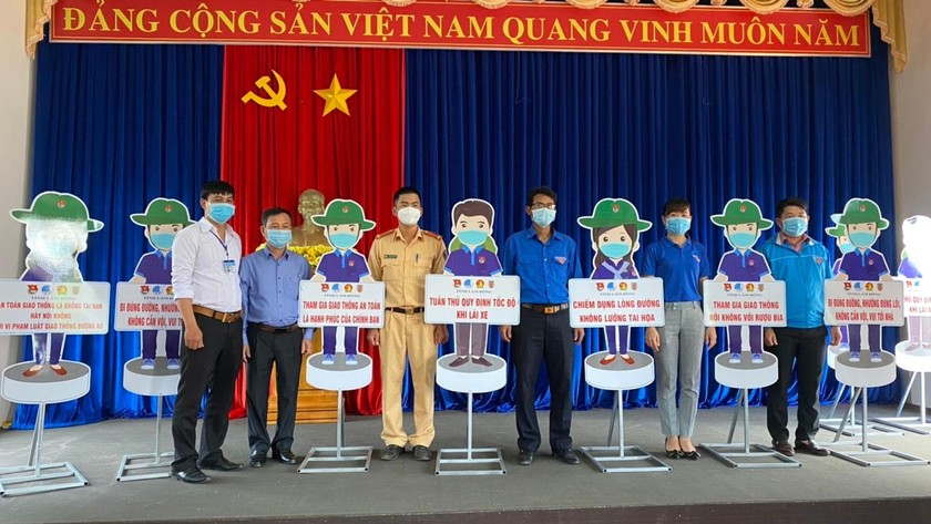 Sở Tư pháp Lâm Đồng phối hợp Tỉnh đoàn cấp phát mô hình gắn các khẩu hiệu về an toàn giao cho huyện Bảo Lâm.
