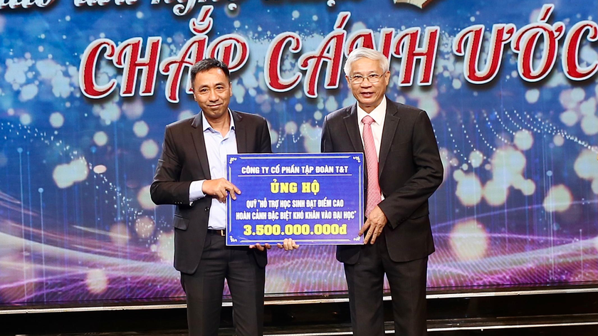 Ông Nguyễn Anh Tuấn, Phó Tổng Giám đốc Tập đoàn T&T Group (bên trái) trao ủng hộ 3,5 tỷ đồng cho Quỹ hỗ trợ học sinh đạt điểm cao có hoàn cảnh đặc biệt khó khăn vào đại học của tỉnh Hà Tĩnh.