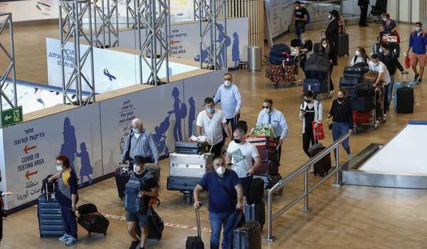 Người Israel và khách du lịch đến sân bay Ben Gurion ở gần Tel Aviv hồi tháng 5 vừa qua.