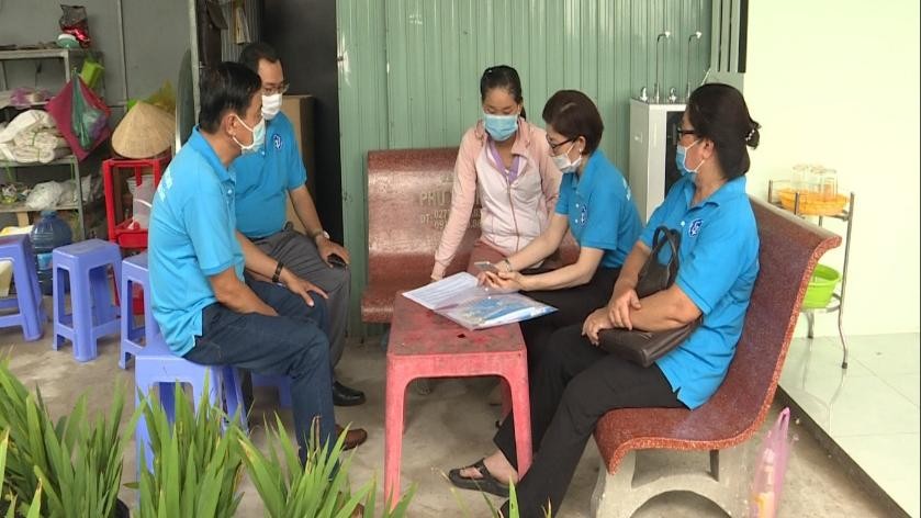Cán bộ ngành BHXH Việt Nam “đi từng ngõ, gõ từng nhà” tuyên truyền về chính sách BHXH tự nguyện cho người dân.