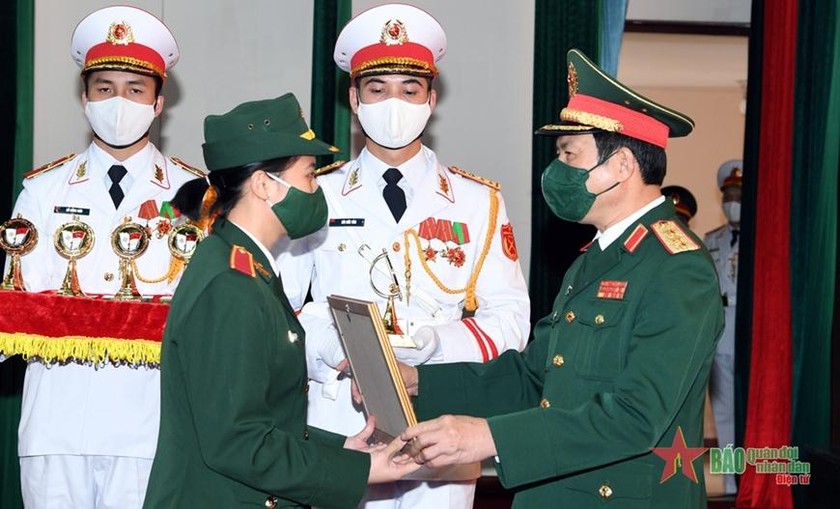 Thượng tướng Nguyễn Tân Cương trao Bằng khen cho học viên tại Lễ tuyên dương.