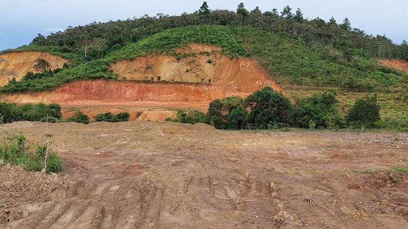 Một ngọn núi ở thôn Đa Hoa, xã Tu Tra bị đào đất, đá trái phép. 