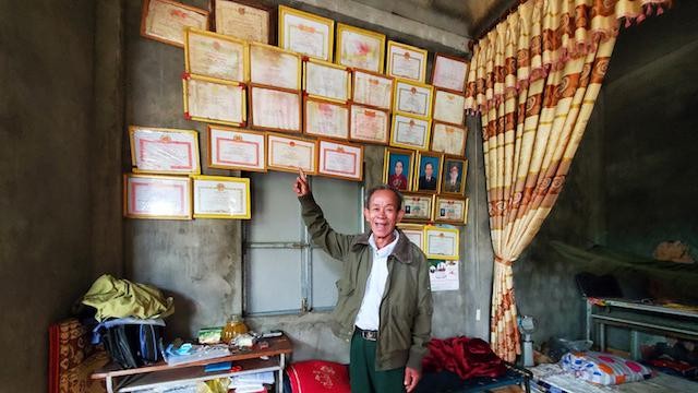 Ông Hồ Hơn, Trưởng bản Lâm Ninh, tự hào bên những bằng khen, giấy khen từ Trung ương đến địa phương trao tặng.