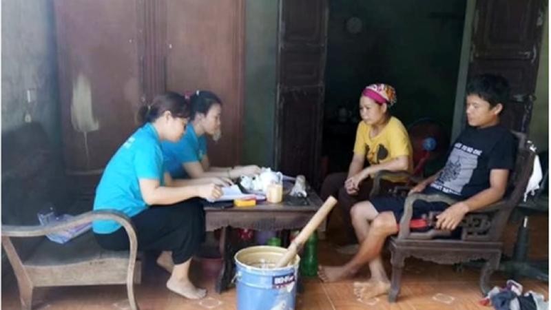 Tuyên truyền viên BHXH huyện Đà Bắc vận động người dân tham gia BHXH tự nguyện.