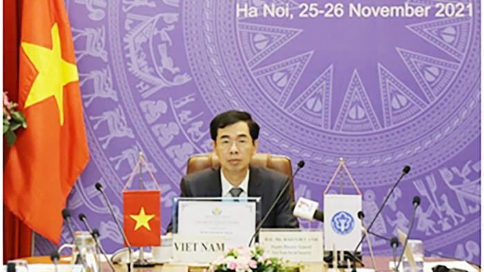 Phó Tổng Giám đốc Đào Việt Ánh, đại diện BHXH Việt Nam nhận giải thưởng của Chủ tịch ASSA nhiệm kỳ 2020 - 2021 tại Hội nghị trực tuyến.