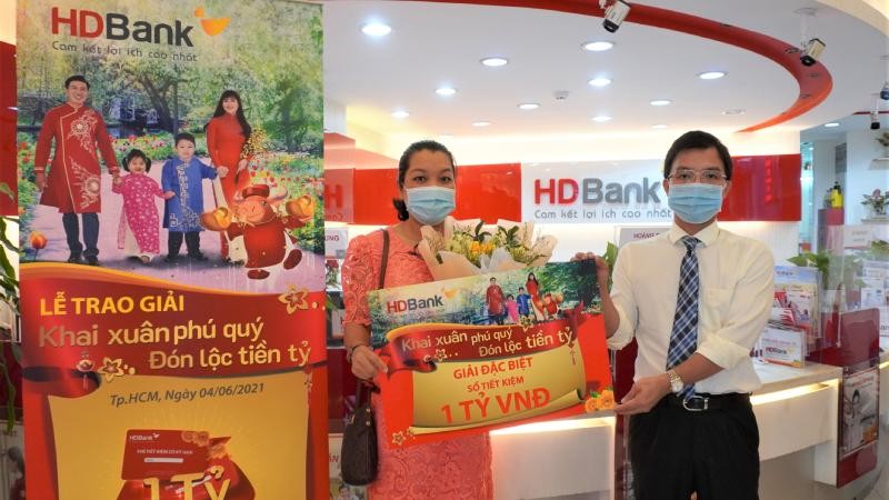Ông Lê Ngọc Anh – Giám đốc HDBank Duy Tân trao giải Đặc biệt chương trình ưu đãi Xuân 2021 trị giá 1 tỷ đồng cho khách hàng Phạm Thị Bảo Khanh.