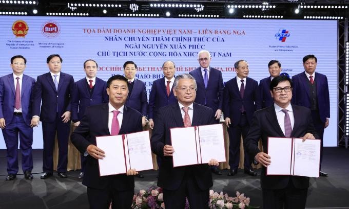 Chủ tịch nước chứng kiến lễ ký kết giữa Liên đoàn cờ thế giới (FIDE) với Liên đoàn cờ Việt Nam (VCF) và HDBank đồng hành cùng giải cờ vua quốc tế trong 1 thập kỷ tới. 