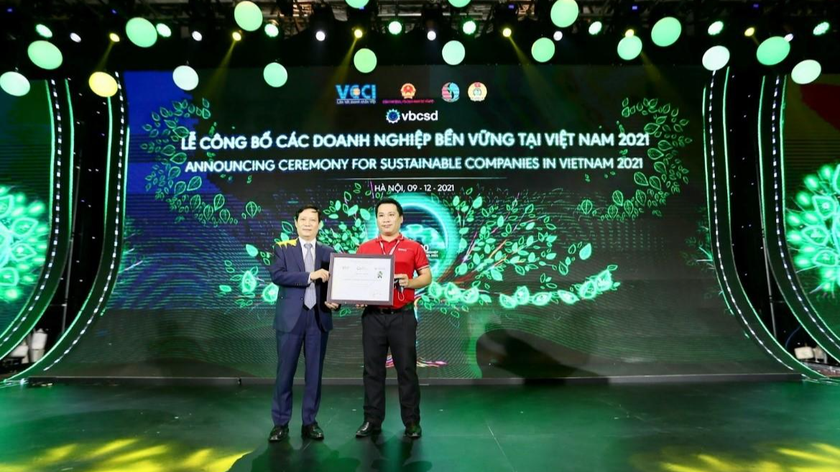 Chủ tịch Phòng Thương mại và Công nghiệp Việt Nam (VCCI) - Phạm Tấn Công trao chứng nhận doanh nghiệp bền vững cho đại diện Công ty Cổ phần Xi măng Sông Gianh.