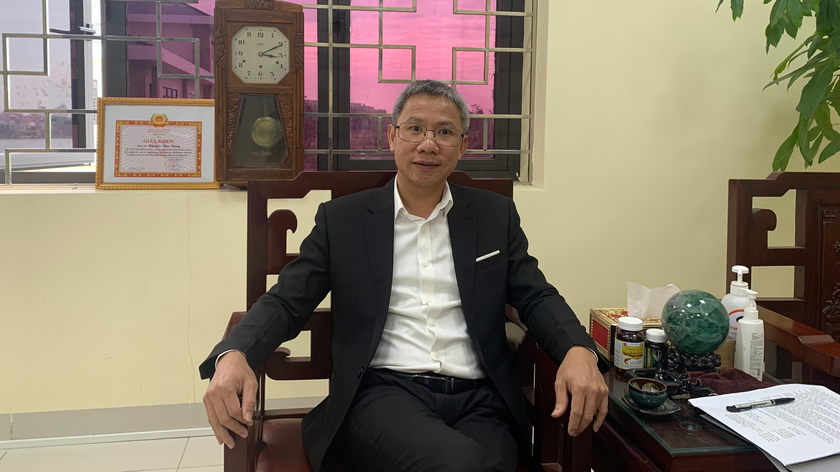 Ông Nguyễn Văn Dũng – Trưởng phòng GD&ĐT TP Từ Sơn trao đổi sự việc với phóng viên.