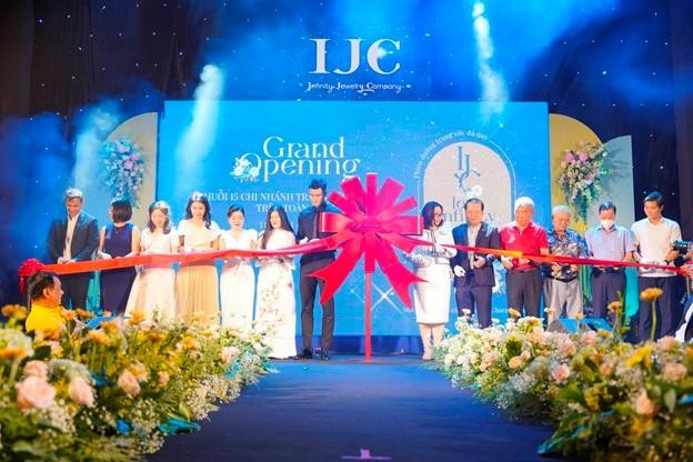 Nghi thức cắt băng khai trương đồng loạt chuỗi 15 chi nhánh, đưa IJC lên TOP 4 thương hiệu vàng và trang sức có mạng lưới phân phối lớn nhất Việt Nam.