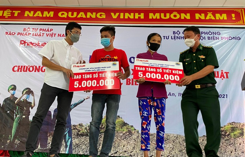 PTBT Hà Ánh Bình và Trung tá Lê Văn Hoàng trao sổ tiết kiệm cho người dân.