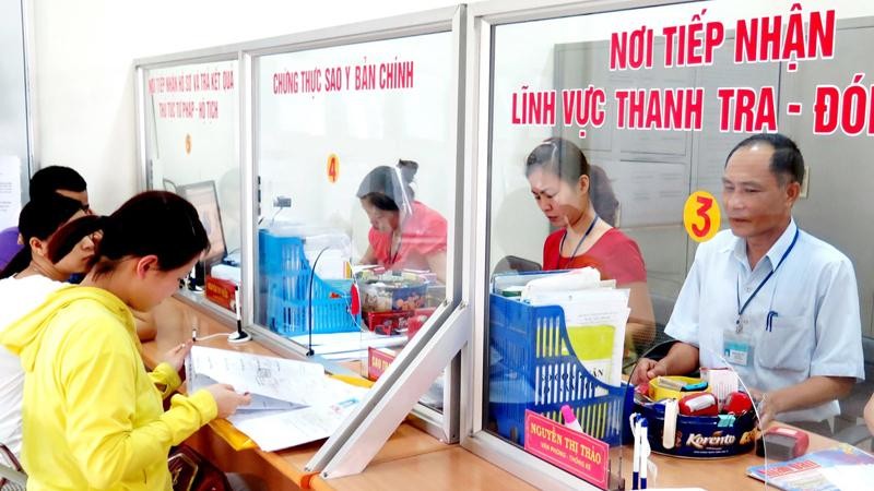 Người dân đến giao dịch tại Bộ phận tiếp nhận và trả kết quả giải quyết hồ sơ TTHC của TP Thái Nguyên.