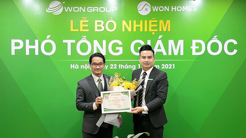 Chủ tịch Won Homes trao bằng bổ nhiệm cho Phó Tổng Giám đốc Hoàng Việt Khôi.