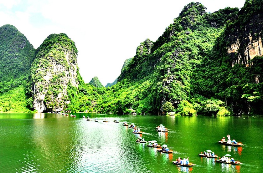 Ngành du lịch Việt nhộn nhịp đón du khách đi chơi đầu năm.