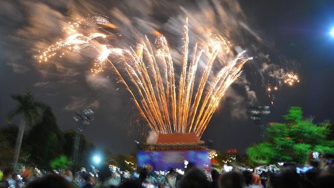 Người dân háo hức đêm tiệc đại nhạc hội chào đón năm mới.