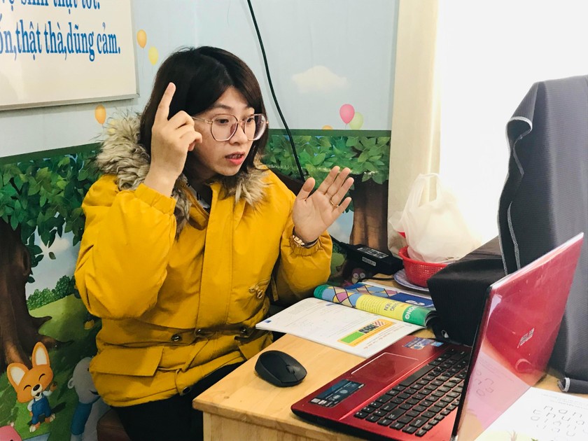 Cô giáo Mỹ Phương đang giảng bài trực tuyến.