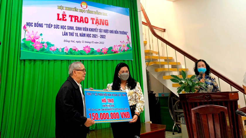 Bà Nguyễn Thu Thủy (giữa) - Phó Giám đốc Đối ngoại Vedan Việt Nam trao phần kinh phí hỗ trợ học bổng cho Đại diện Hội Khuyến học tỉnh Đồng Nai.
