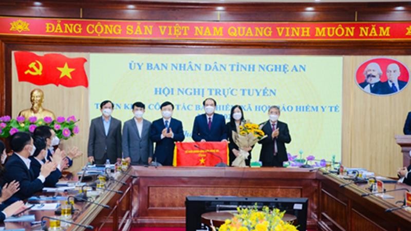 Ông Bùi Đình Long - Phó Chủ tịch UBND tỉnh trao tặng Cờ thi đua của Chủ tịch UBND tỉnh Nghệ An cho BHXH tỉnh.