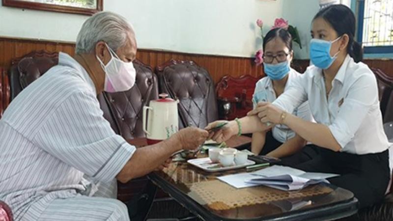 Bảo hiểm Xã hội TP Hồ Chí Minh chi trả lương hưu, trợ cấp BHXH tại nhà trong đợt dịch COVID-19.