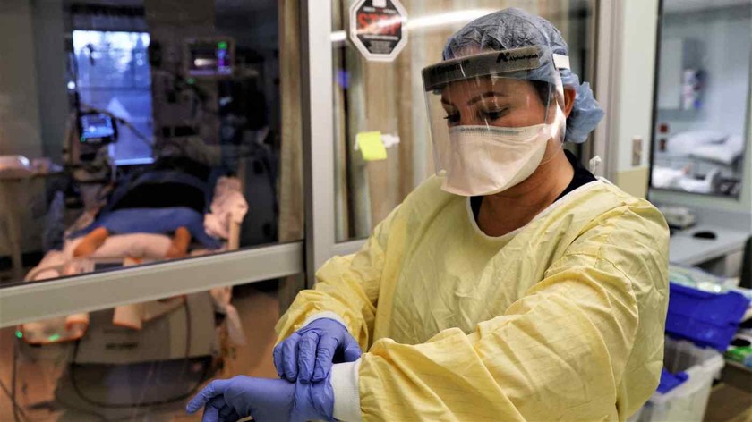 Nhân viên y tế Mỹ điều trị cho một bệnh nhân nặng nhiễm biến thể Omicron tại bang Ohio hôm 4 tháng 1 (© Nikkei Asia)