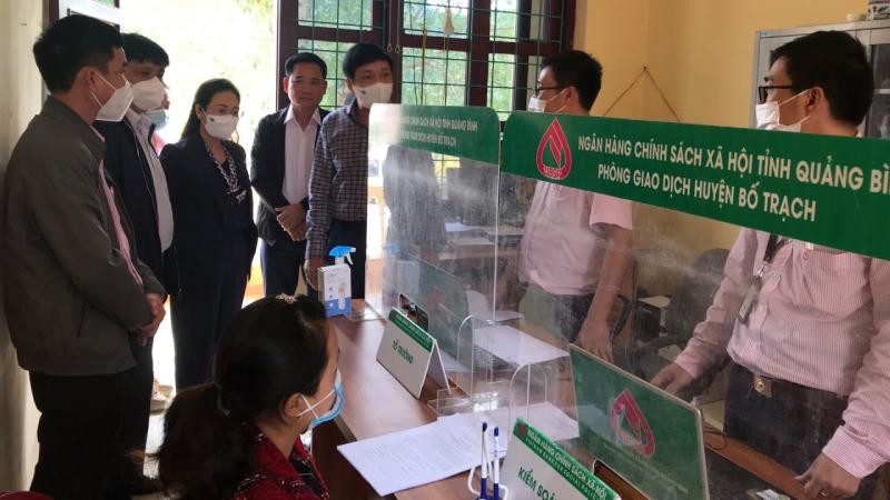 Các đồng chí lãnh đạo HĐND, UBND tỉnh Quảng Bình thăm điểm Giao dịch cố định xã Thượng Trạch.