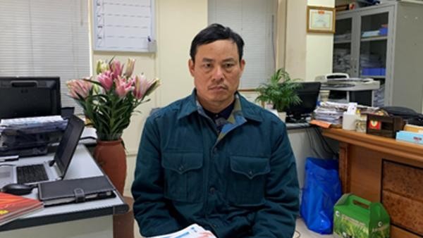 Ông Nguyễn Viết Kiều trao đổi sự việc với phóng viên.